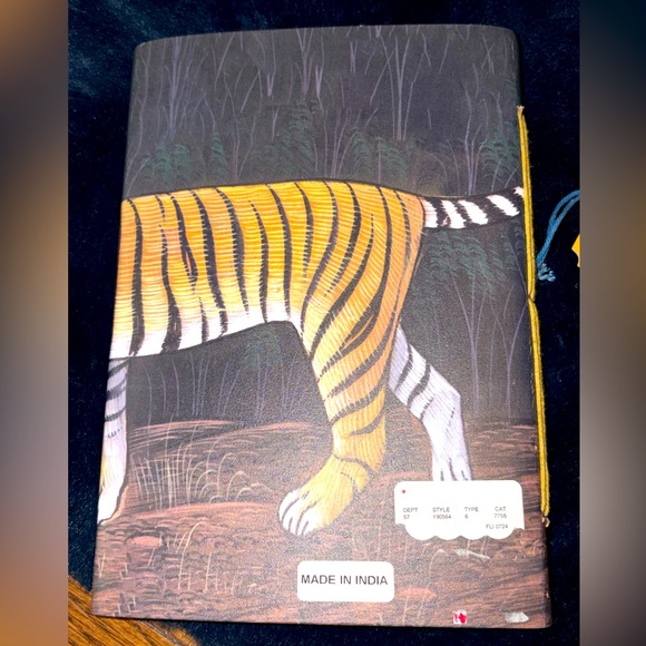 NWT- India Journal with a tiger image wrapped around the entire book w/ button - Picture 11 of 12